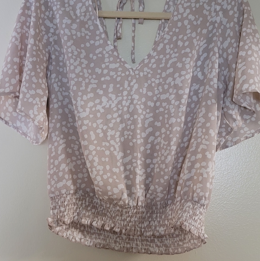 Crop top shirt, light beige and white specs.